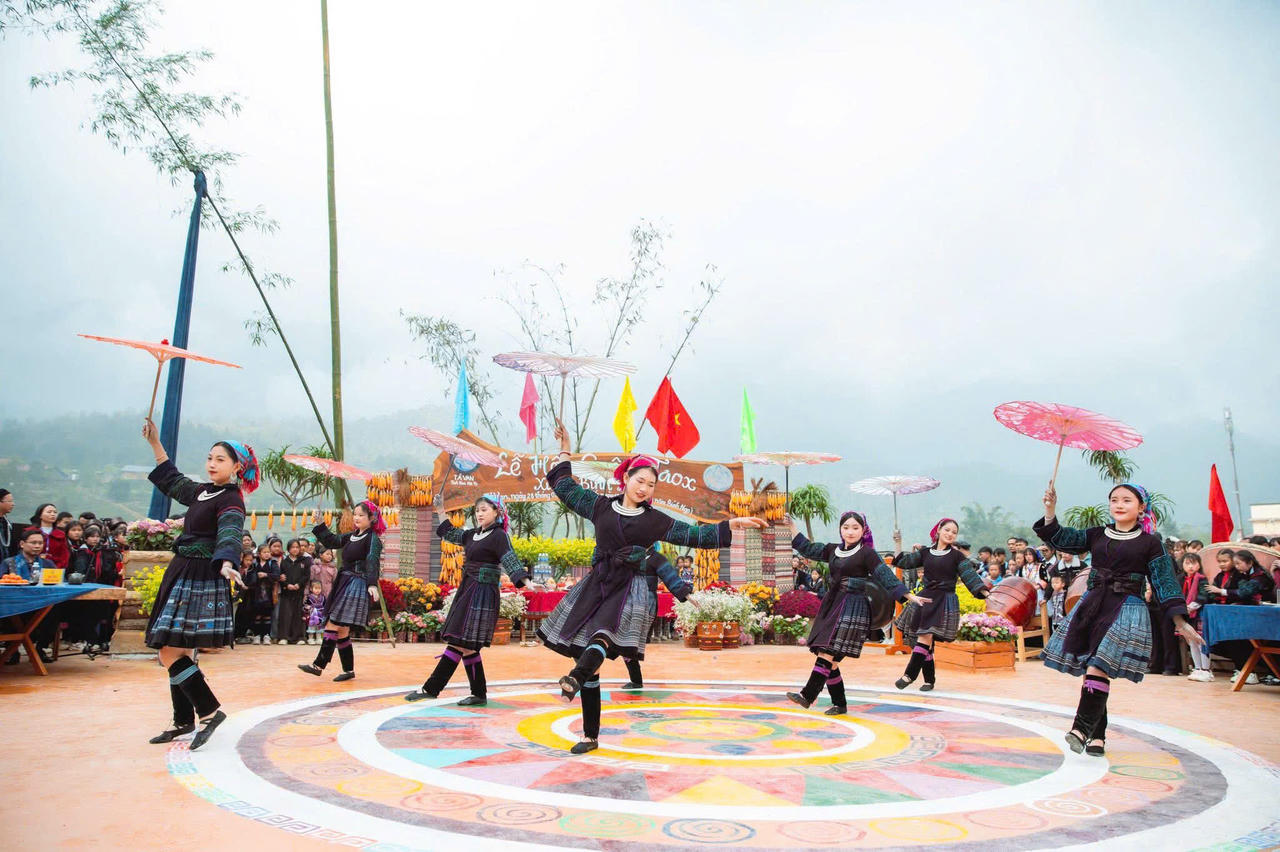 Các tiết mục văn nghệ dân gian tái hiện đời sống sinh hoạt, lao động của đồng bào vùng cao.