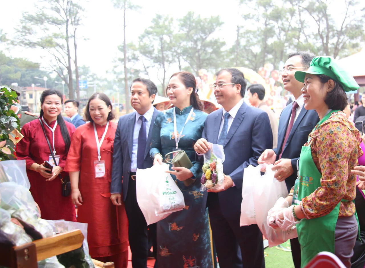 Các đại biểu của TP Hải Phòng tham quan các gian hàng.