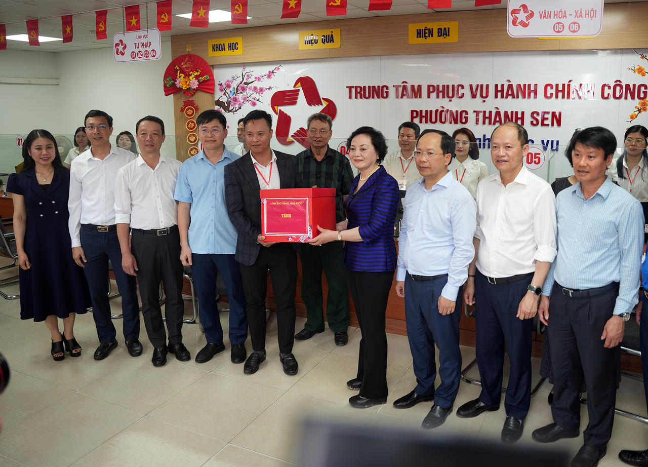 Phó Thủ tướng Chính phủ Phạm Thị Thanh Trà tặng quà cho Trung tâm Phục vụ Hành chính công phường Thành Sen.