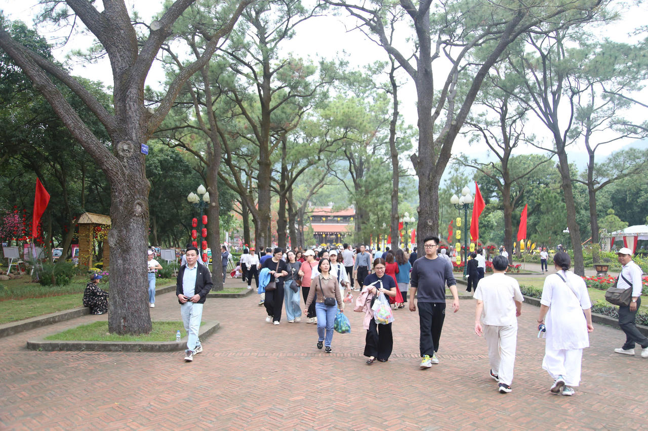 Rất đông các du khách đến dự&nbsp;Lễ hội mùa Xuân Côn Sơn - Kiếp Bạc năm nay.