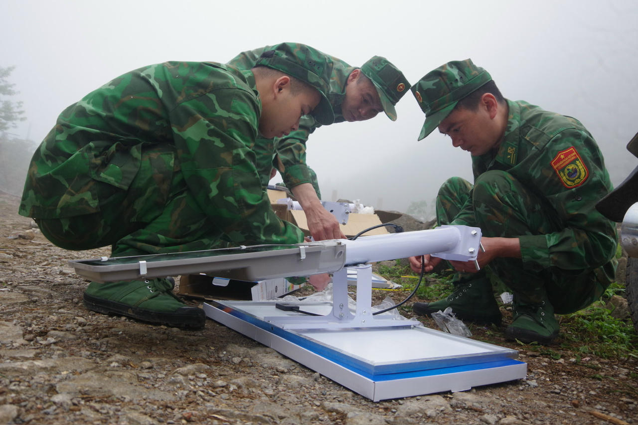 Chiến sĩ Đồn Biên phòng Xuân Trường lắp đặt hệ thống chiếu sáng bằng năng lượng mặt trời trên các tuyến đường. (Ảnh: Lê Hanh)