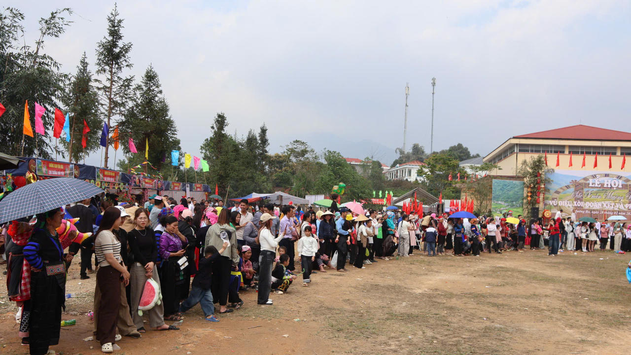 Tất cả tạo nên một bức tranh tươi vui, nhộn nhịp những ngày đầu năm mới.