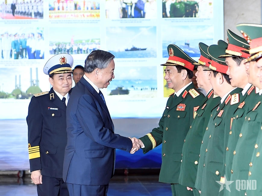 Đại tướng Phan Văn Giang, Ủy viên Bộ Chính trị, Phó bí thư Quân ủy Trung ương, Bộ trưởng Bộ Quốc phòng cùng các đồng chí lãnh đạo Bộ Quốc phòng đón Tổng Bí thư Tô Lâm.