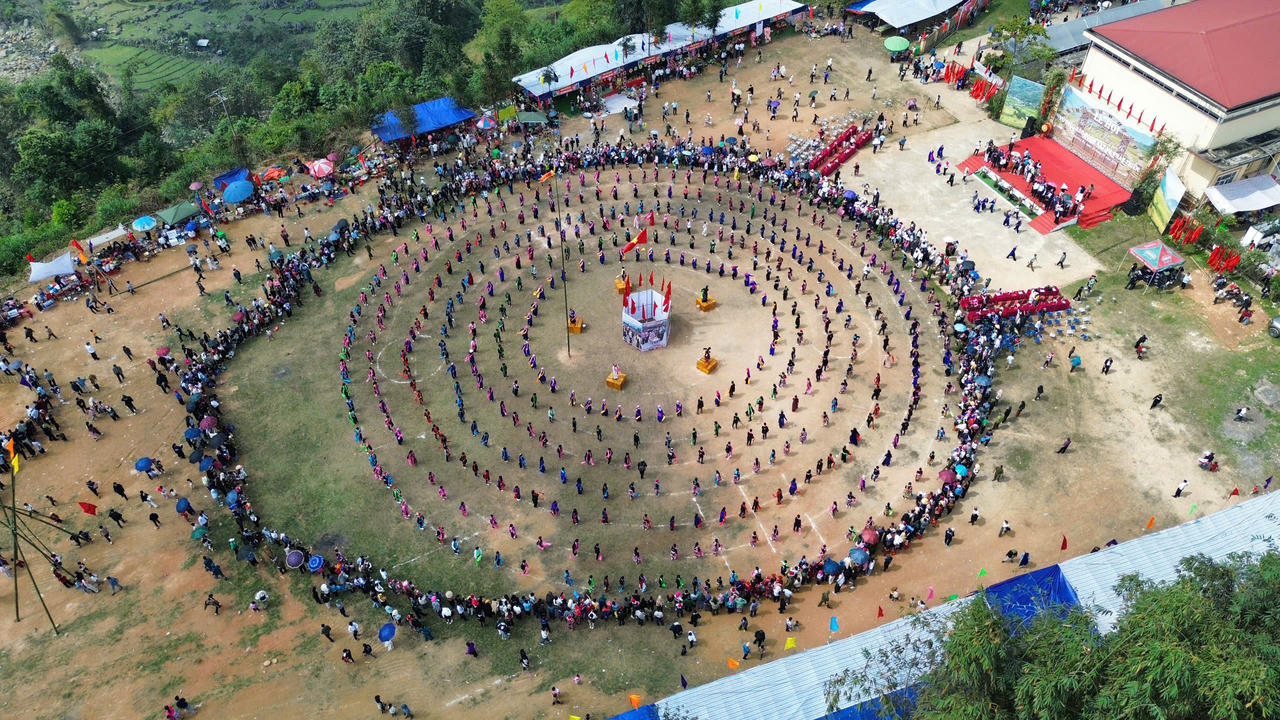 Lễ hội Sắc xuân Mường Bo 2026 khép lại trong dư âm rộn ràng của những vòng xòe đoàn kết, để lại ấn tượng sâu đậm trong lòng người dân và du khách về một vùng đất giàu truyền thống, đang từng bước khai thác hiệu quả tiềm năng văn hóa gắn với phát triển bền vững.