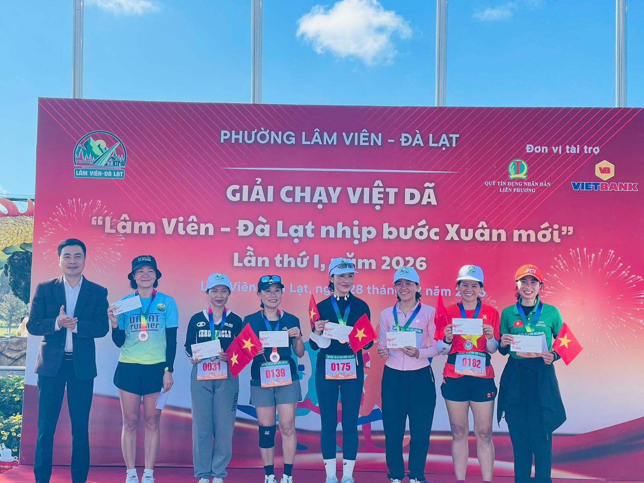 Những nữ vận động viên xuất sắc nhận thưởng từ Ban tổ chức.