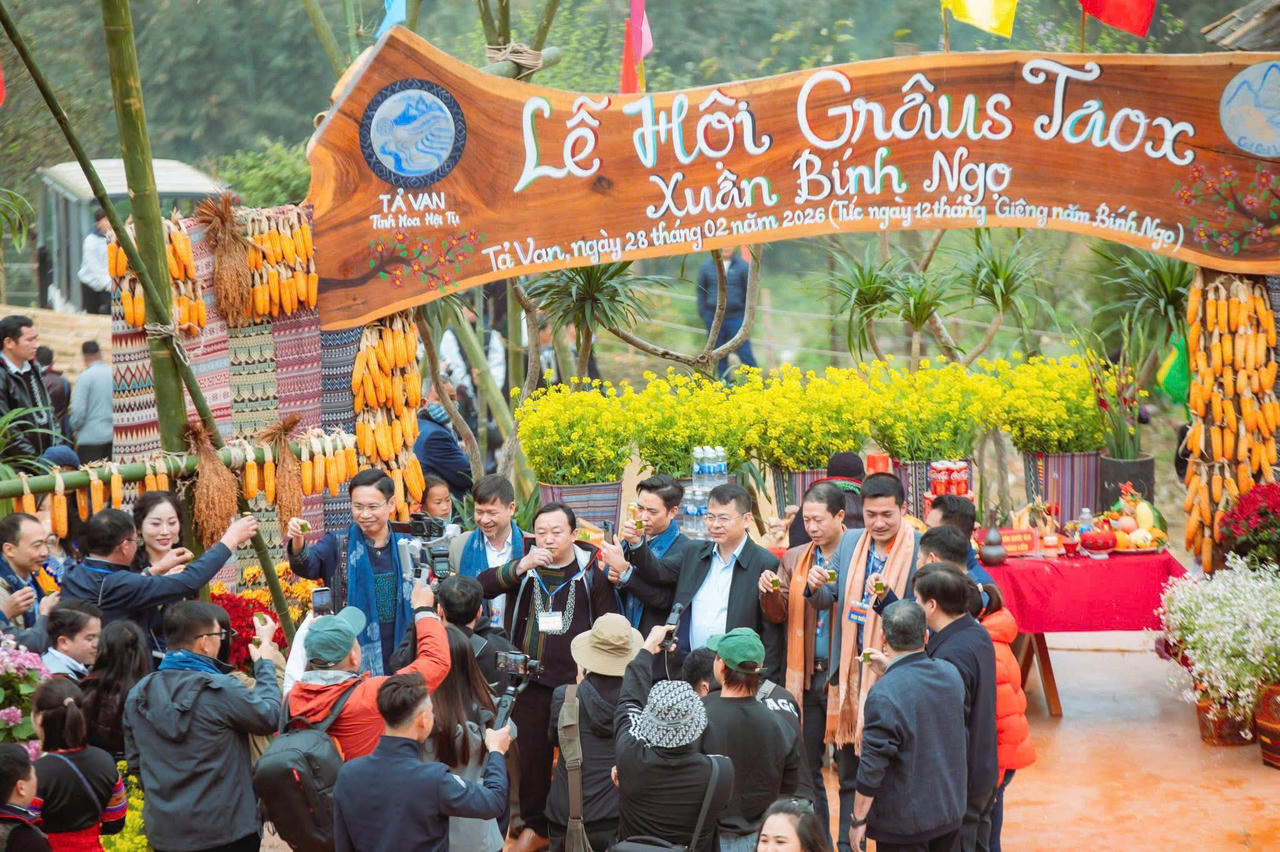 Khoảnh khắc bà con cùng nâng chén chúc mừng năm mới, gửi gắm niềm tin vào một mùa xuân an lành, no ấm.