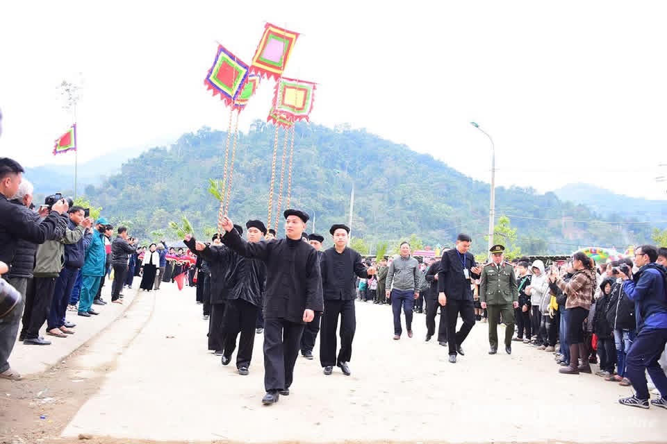 Đông đảo người dân đã đến dự tại buổi lễ. (Ảnh: PV)