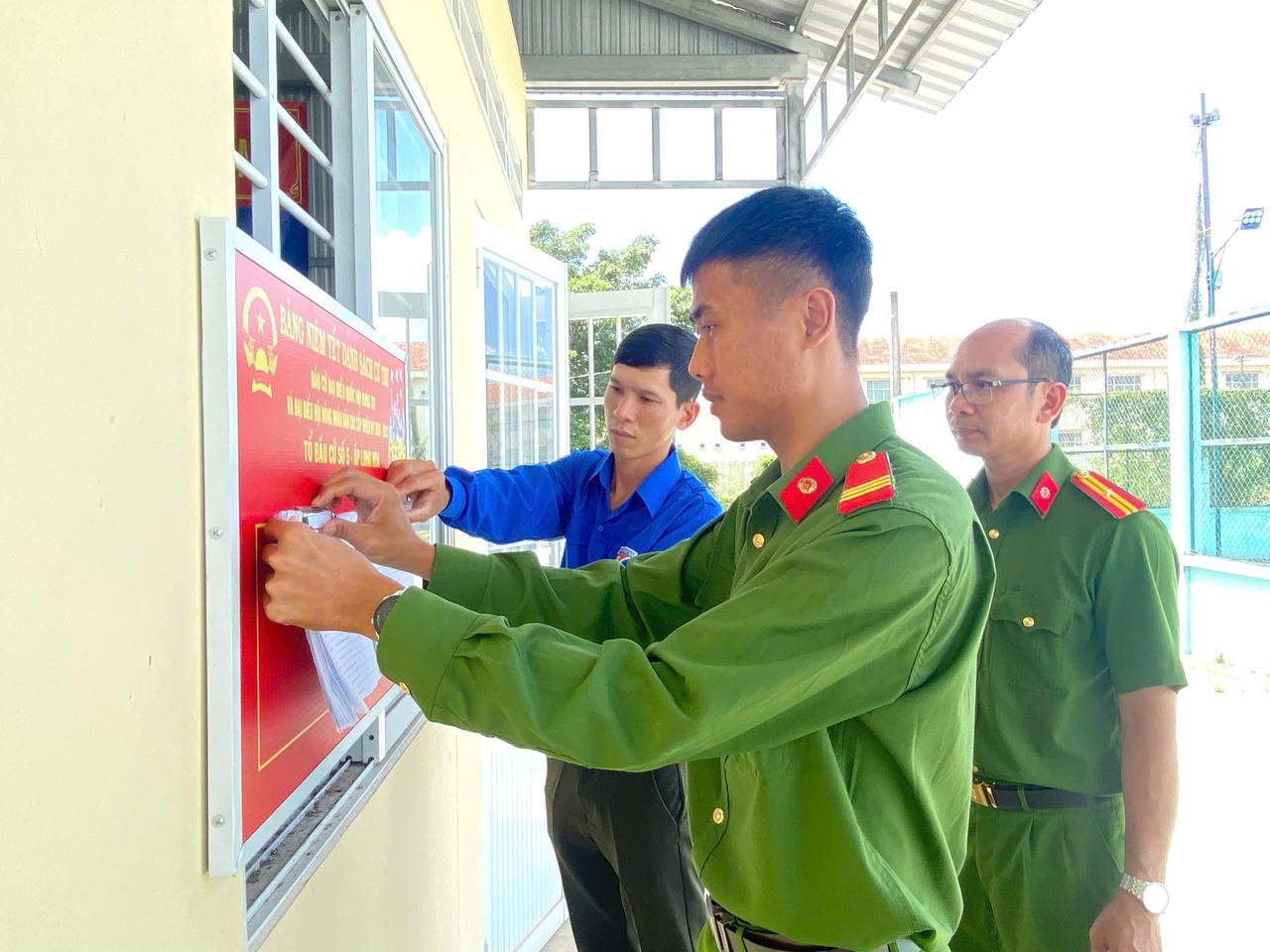 Công an xã Phước Long phối hợp niêm yết danh sách cử tri tại các Tổ bầu cử trên địa bàn.