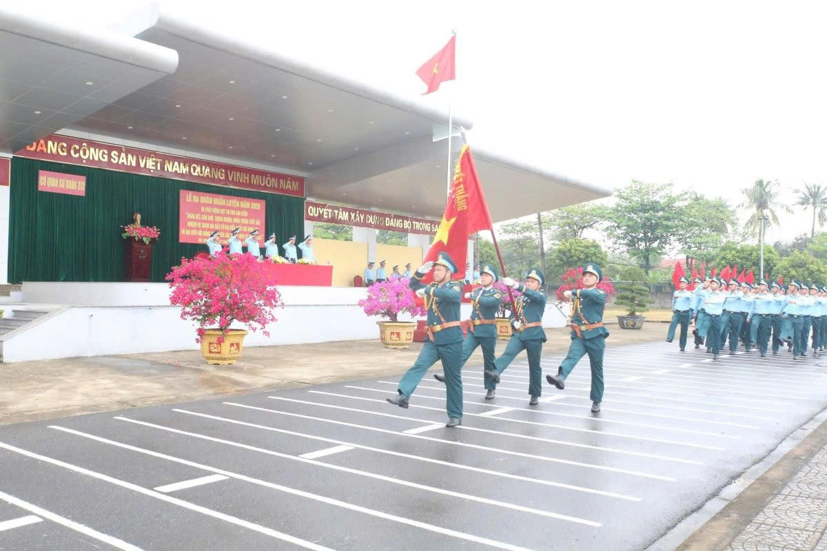 Tổ chức duyệt đội ngũ khối cơ quan Sư đoàn.