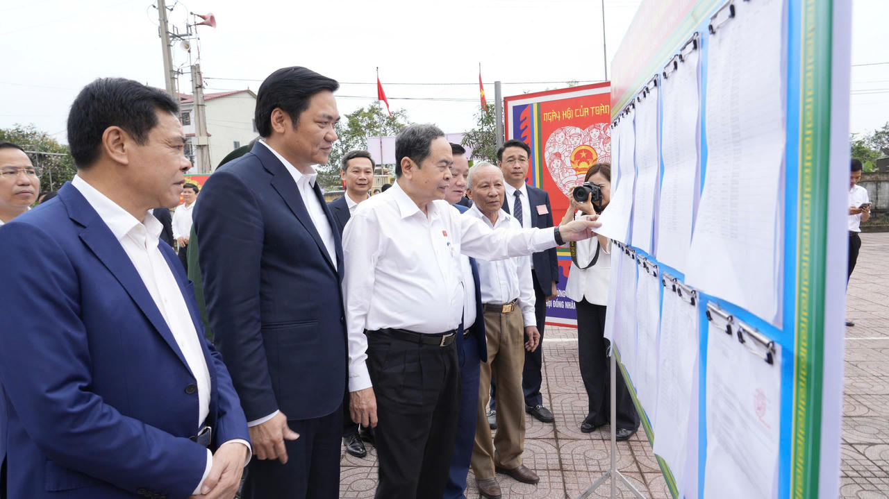 Chủ tịch Quốc hội Trần Thanh Mẫn trực tiếp kiểm tra khu vực niêm yết danh sách và tiểu sử tóm tắt của người ứng cử đại biểu Quốc hội tại khu vực bỏ phiếu xóm Phúc Long, xã Hưng Nguyên, tỉnh Nghệ An
