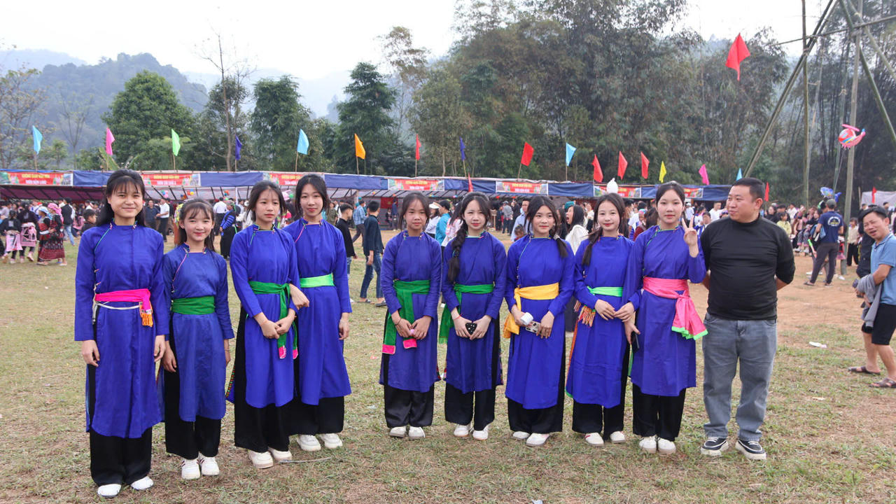 Các thiếu nữ trong trang phục truyền thống của dân tộc.