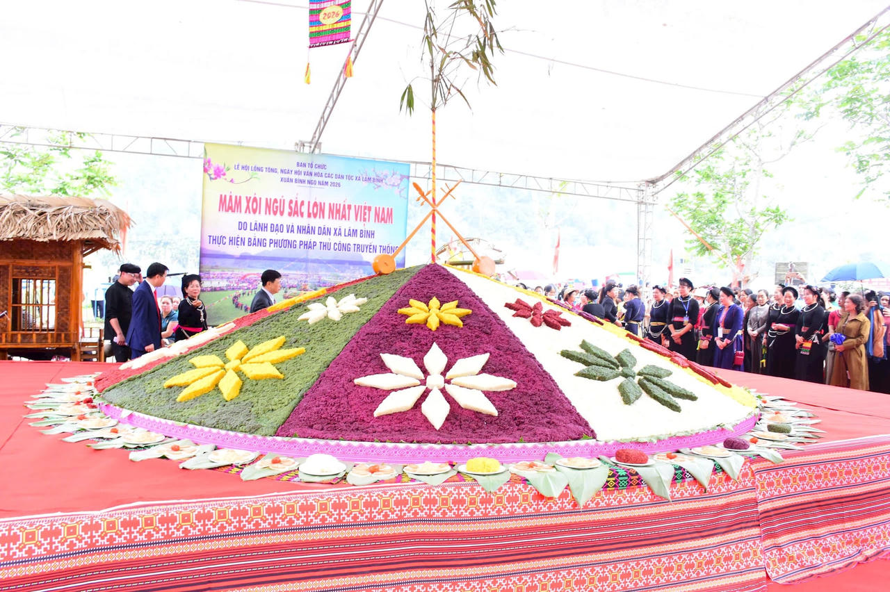 “Mâm xôi ngũ sắc lớn nhất Việt Nam do lãnh đạo và Nhân dân xã Lâm Bình cùng thực hiện bằng phương pháp thủ công truyền thống" được công nhận Kỷ lục Việt Nam. (Ảnh: PV)