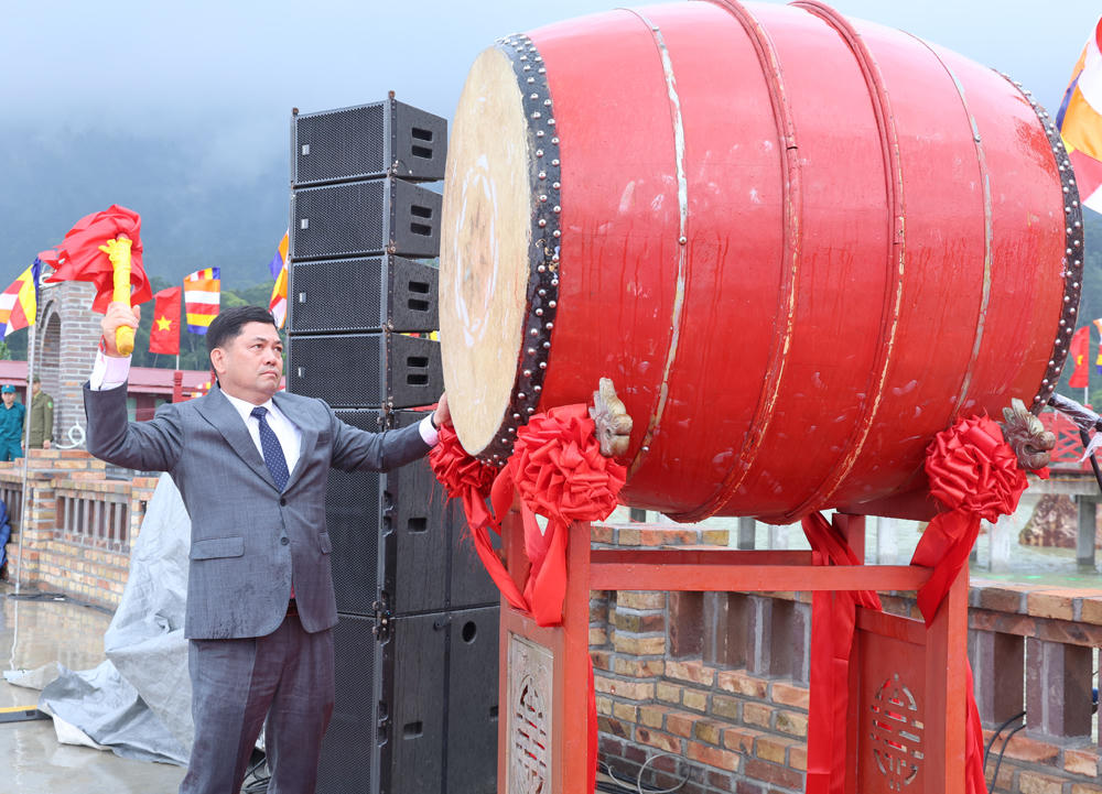Bí thư Tỉnh ủy Nguyễn Hồng Thái&nbsp;thực hiện nghi thức đánh trống khai hội, mở đầu mùa lễ hội Xuân Tây Yên Tử năm 2026.