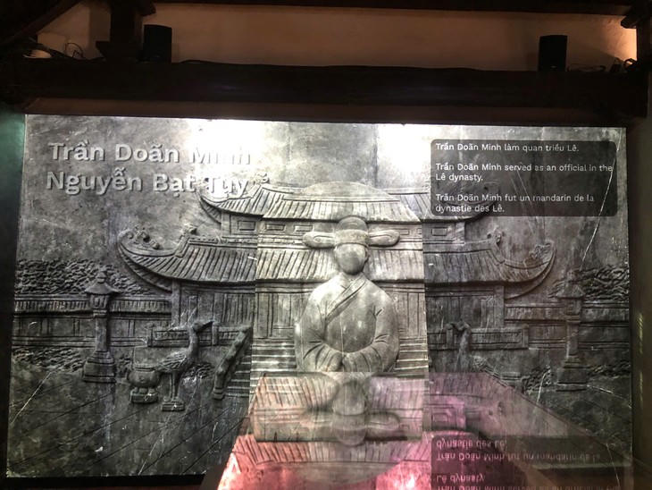 Thông tin về mỗi vị Tiến sĩ hiện lên qua các nút bấm tương tác tại sa bản (ảnh P.V).