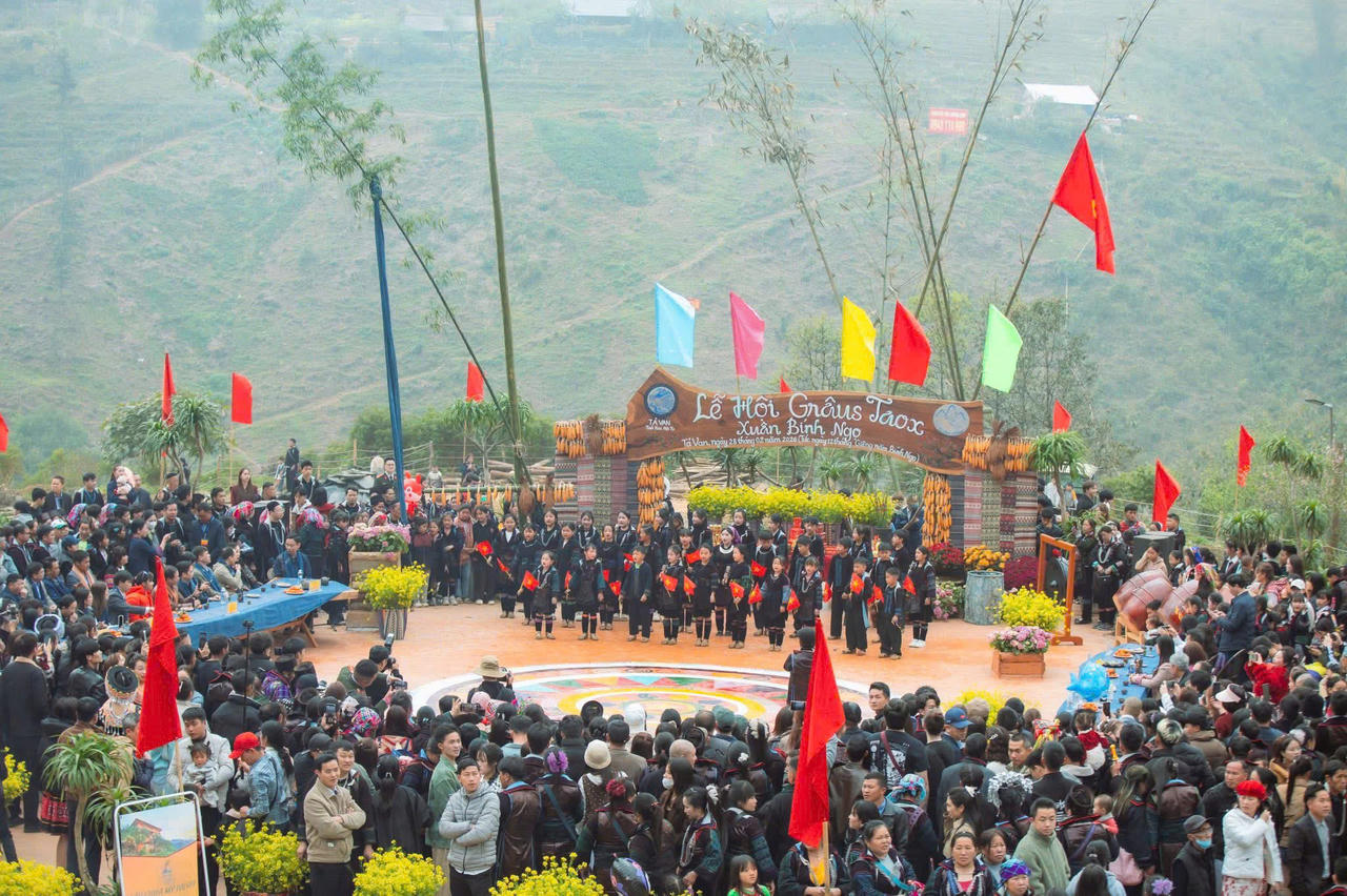 Lễ hội thu hút đông đảo người dân trong bản, đại diện chính quyền địa phương cùng du khách thập phương.