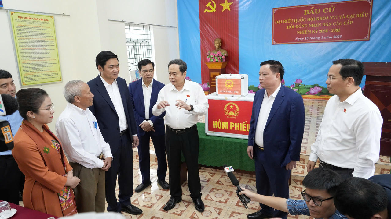 Chủ tịch Quốc hội Trần Thanh Mẫn kiểm tra khu vực hòm phiếu tại điểm bỏ phiếu xã Hưng Nguyên