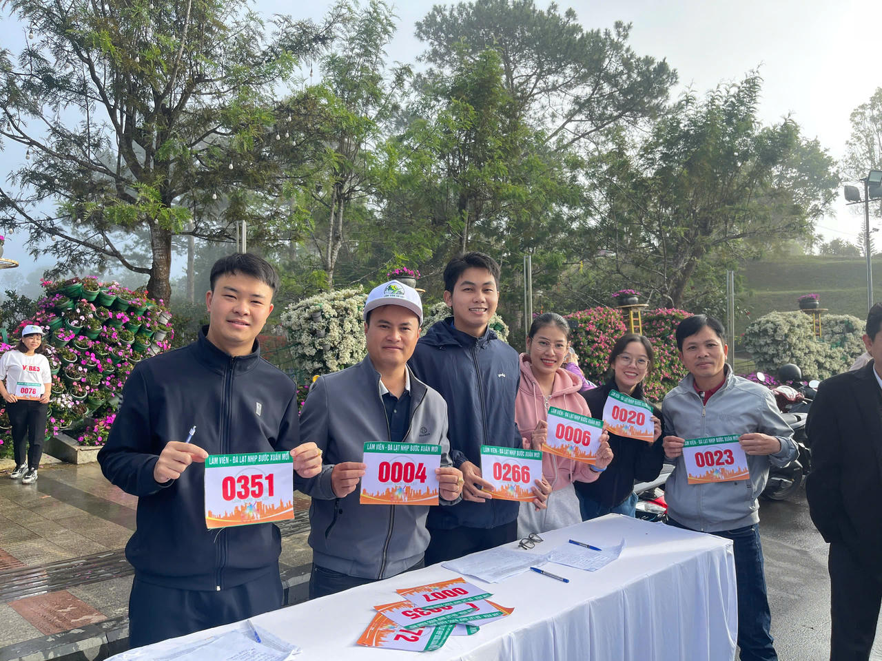 Giải chạy thu hút đông đảo cán bộ, người dân tham gia.