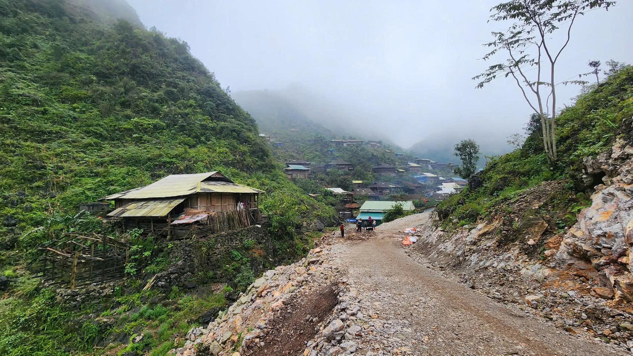 Con đường mới được mở đi vào bản Cà Lò. (Ảnh: Lê Hanh)