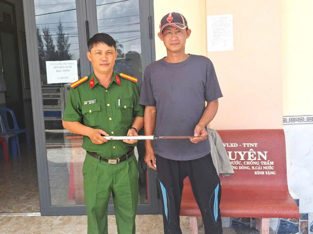 Công an xã Hưng Mỹ đẩy mạnh tuyên truyền, vận động Nhân dân giao nộp vũ khí, góp phần bảo đảm an ninh, trật tự phục vụ bầu cử.