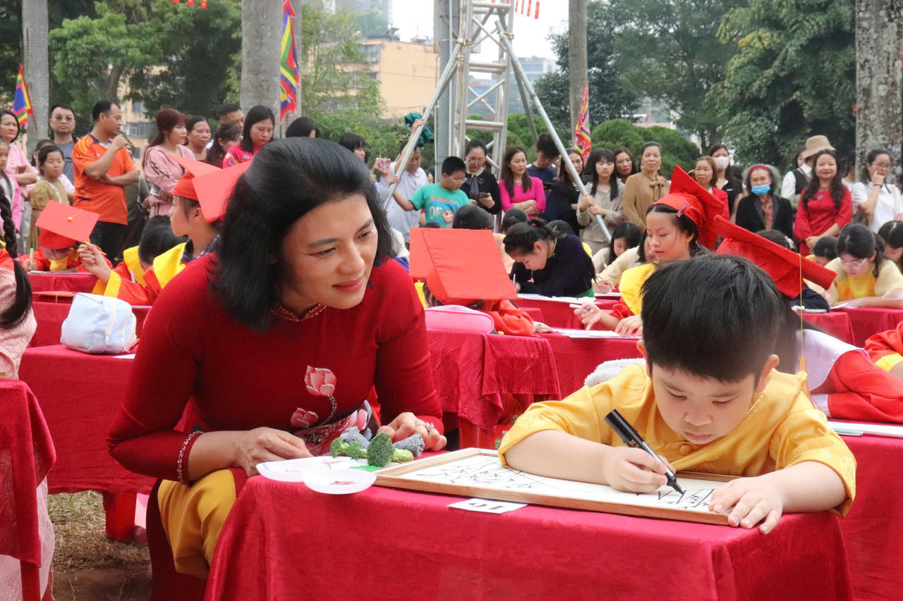 Hơn 200 học sinh tham gia Khai bút đầu xuân Bính Ngọ năm 2026 ở phường Lào Cai