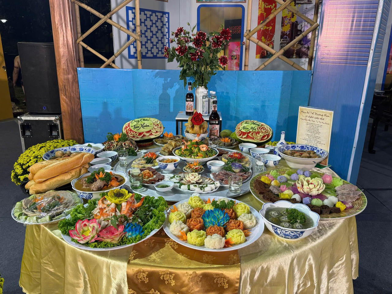 Mâm cỗ Tết phương Nam mở ra sắc thái phóng khoáng, trù phú, rộn ràng.