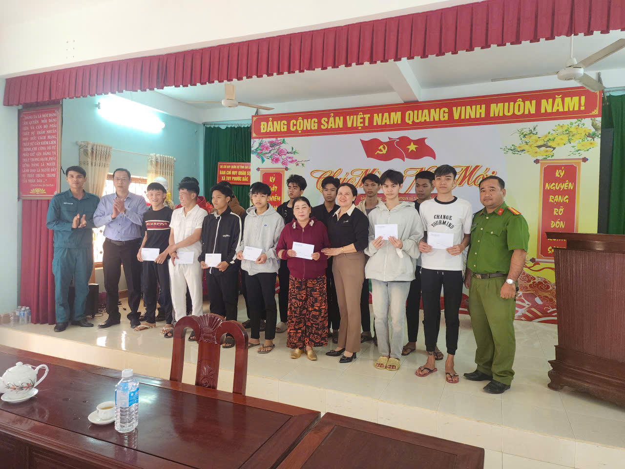 Chính quyền địa phương ân cần thăm hỏi, tặng quà động viên các gia đình.