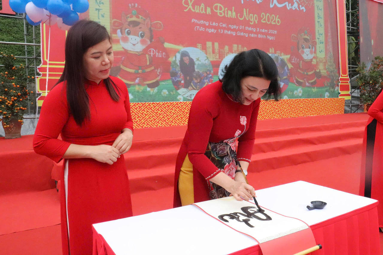 Các đại biểu khai bút đầu năm.