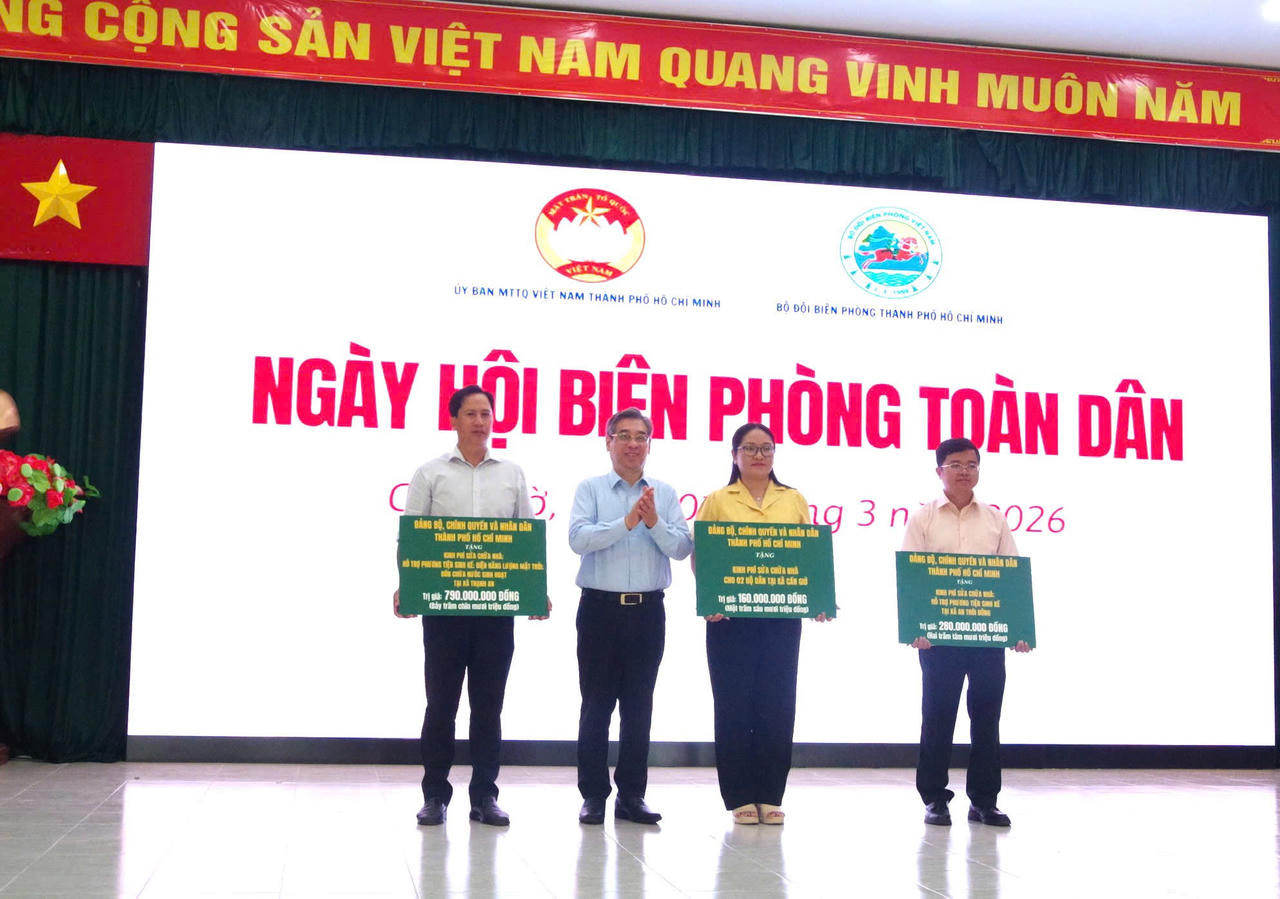 Ông Nguyễn Phước Lộc - Ủy viên Ban Chấp hành TW Đảng, Phó Bí thư Thành ủy, Chủ tịch Ủy ban MTTQ Việt Nam TP Hồ Chí Minh trao tặng kinh phí hỗ trợ các hoạt động an sinh xã hội cho đại diện chính quyền địa phương các xã.