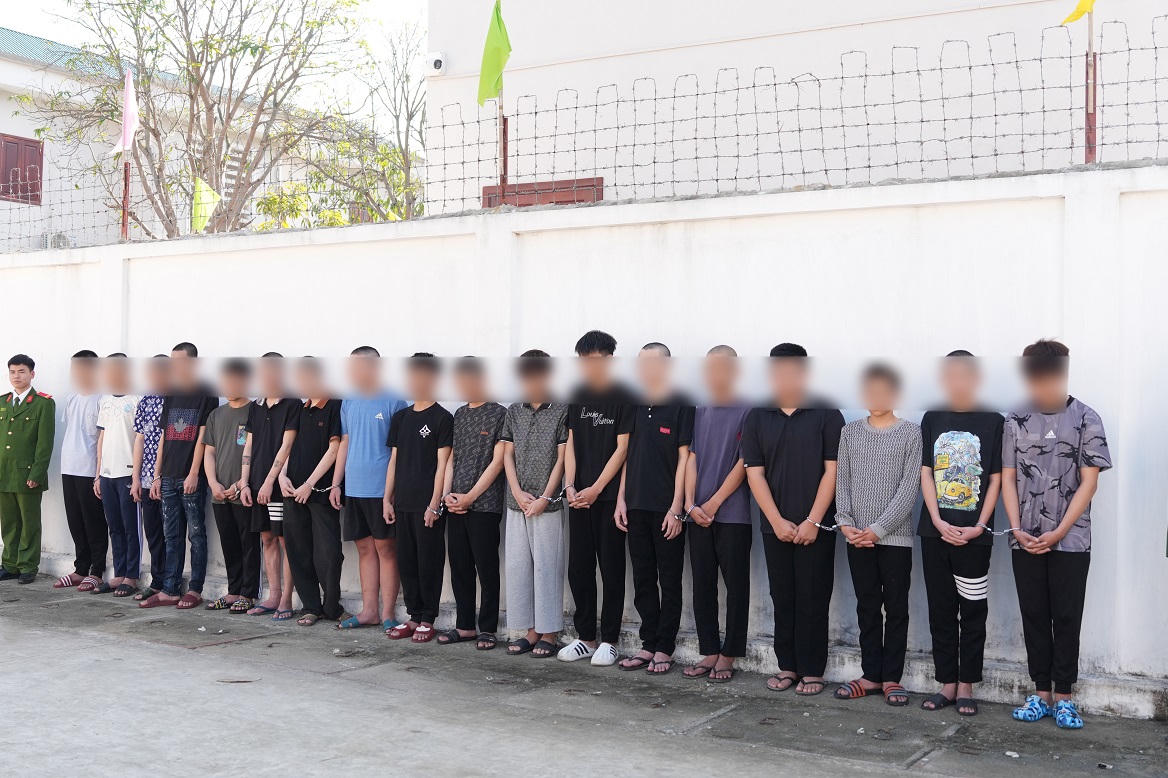 Tạm giữ 9/18 thanh thiếu niên mang dao, chai bia 'diễu hành' trên phố lúc rạng sáng