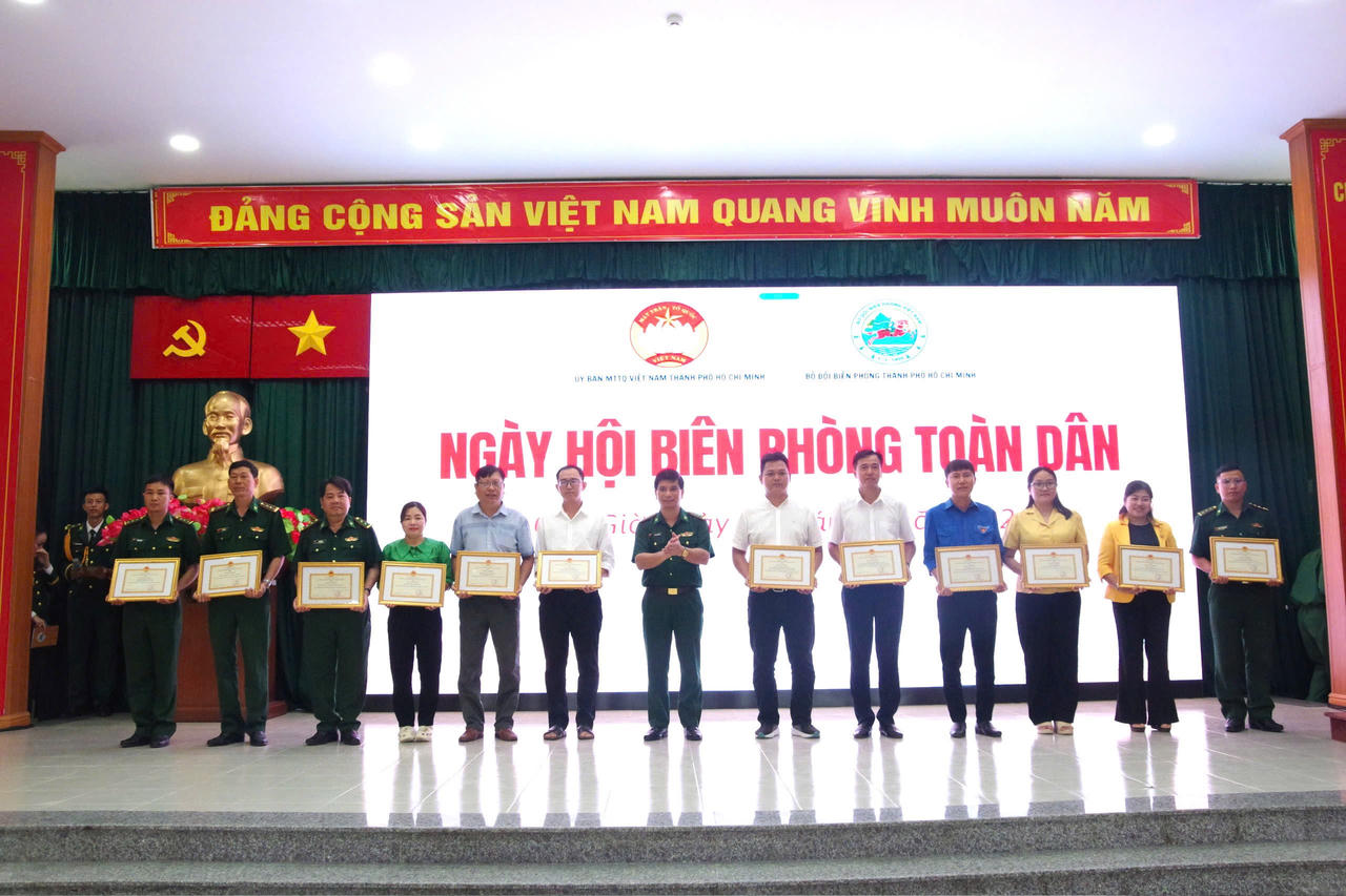 Đại tá Đỗ Vĩnh Thăng - Phó Chính uỷ Bộ Tư lệnh Thành phố kiêm Chính uỷ Ban Chỉ huy BĐBP TP Hồ Chí Minh tặng giấy khen cho các tập thể và cá nhân “đã có thành tích xuất sắc trong thực hiện Ngày Biên phòng toàn dân năm 2026”.