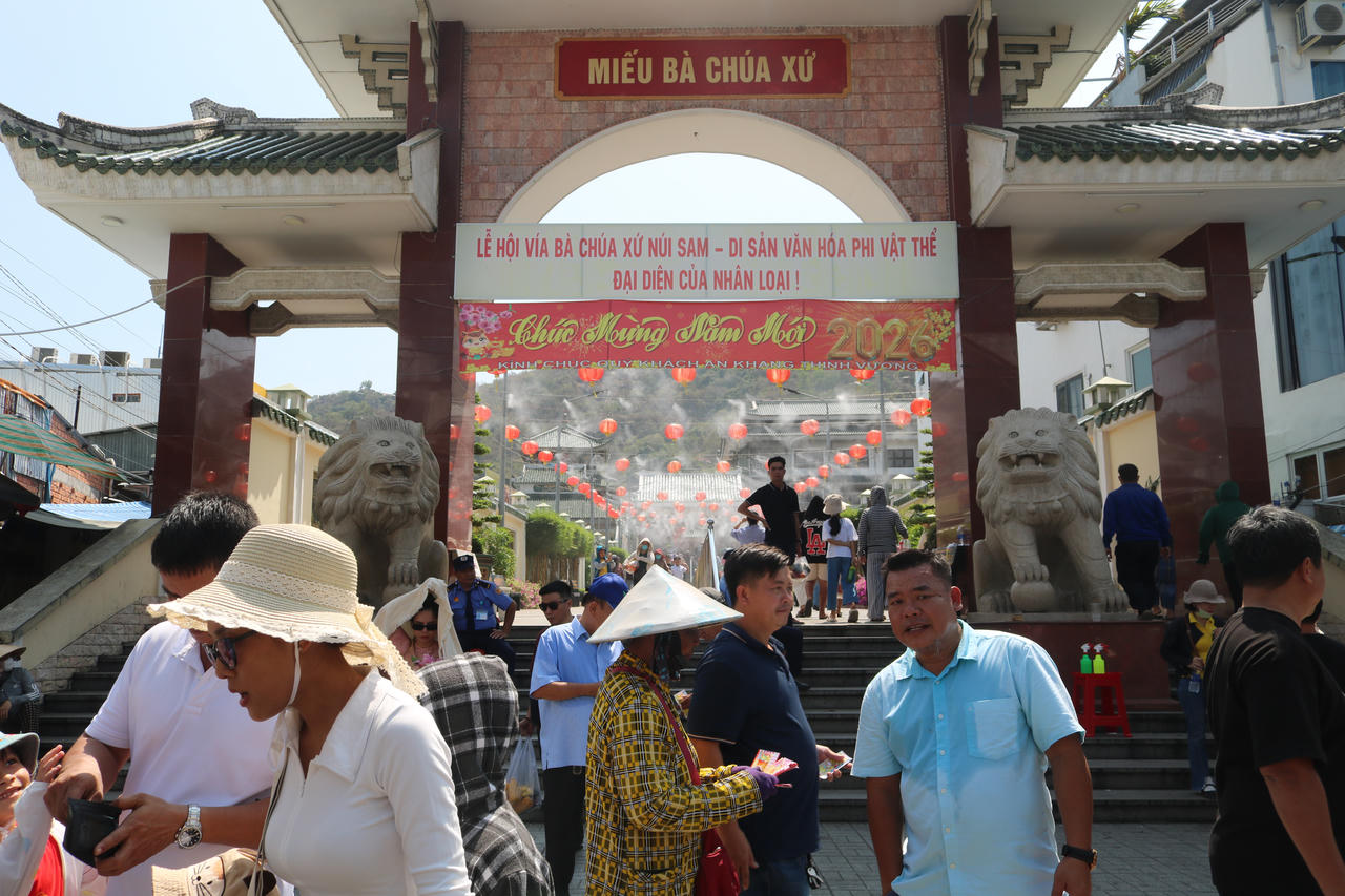 Đông đảo du khách nhiều nơi hành hướng đến Miếu Bà Chúa Xứ.