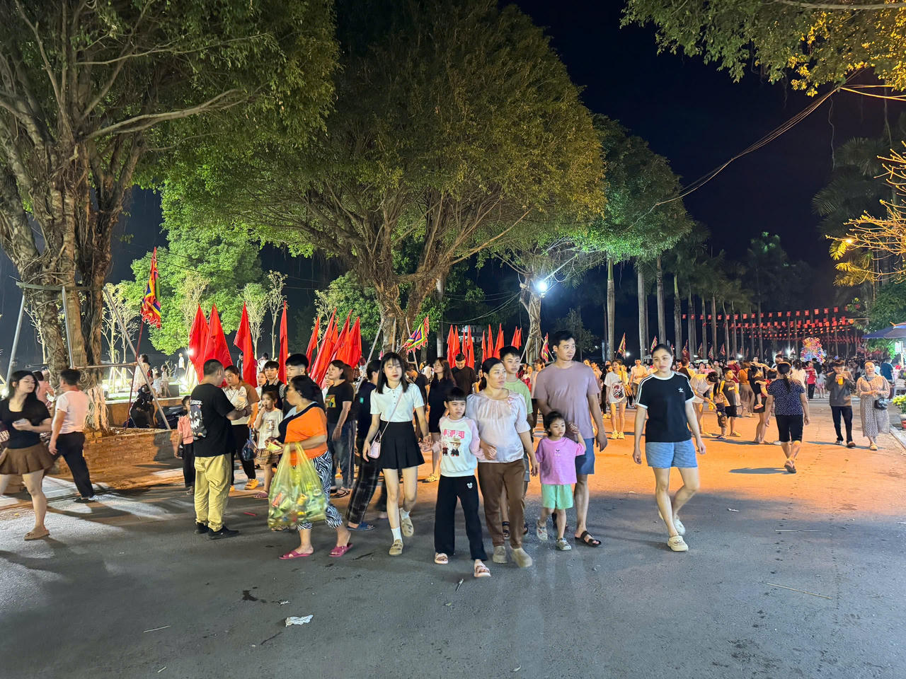 Nhân dân và du khách đã có mặt rất sớm tại khu vực Đền Thượng