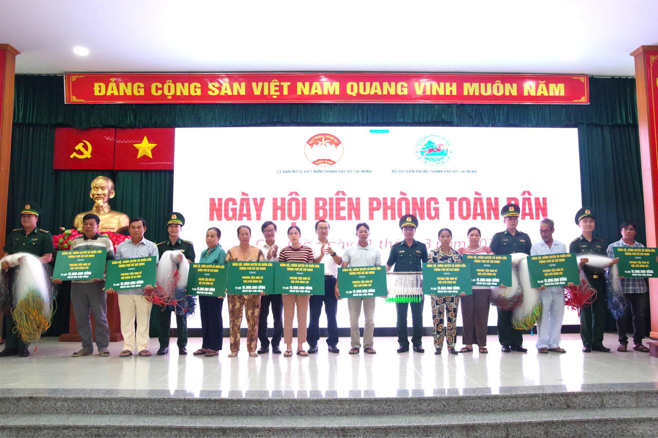 Hỗ trợ phương tiện sinh kế cho các hộ dân có hoàn cảnh khó khăn.