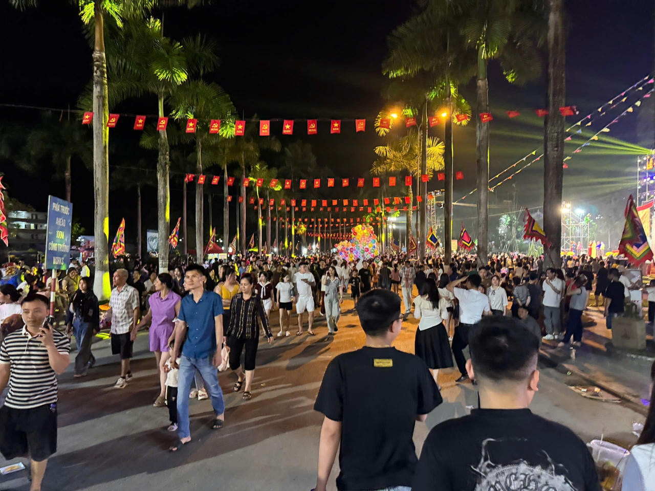 Lượng khách tham dự tăng cao ngay từ đầu giờ tối.