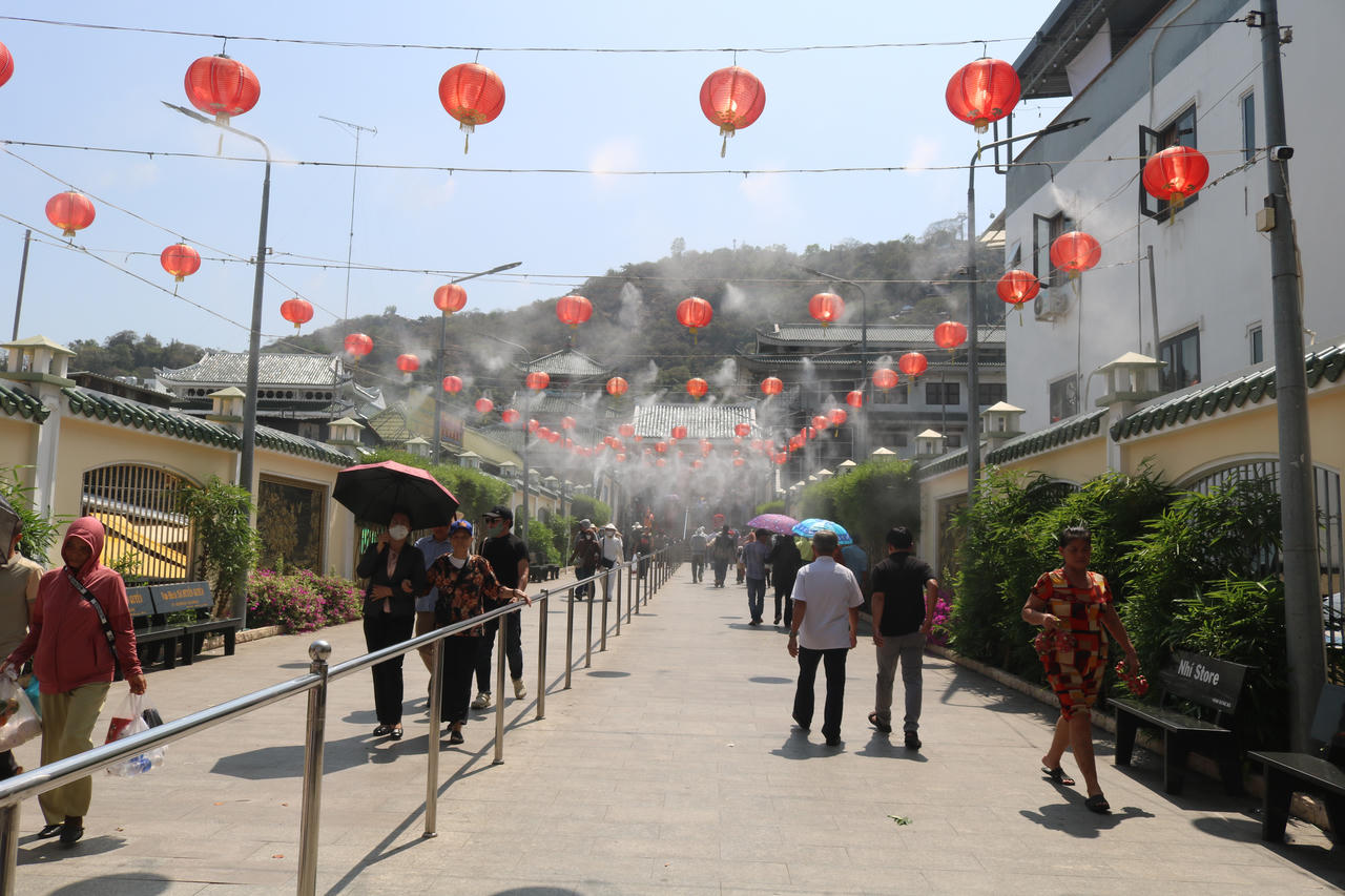 Khách hàng hương vào ra Miếu Bà Chúa Xứ đi theo lối trật tự.