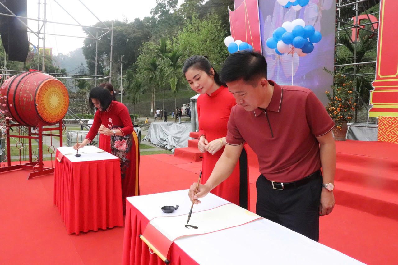 Hơn 200 học sinh tham gia Khai bút đầu xuân Bính Ngọ năm 2026 ở phường Lào Cai