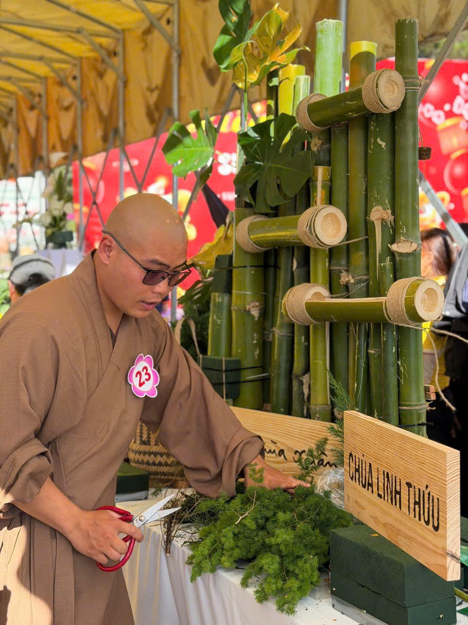 Đội thi chùa Linh Thứu sáng tạo tác phẩm.