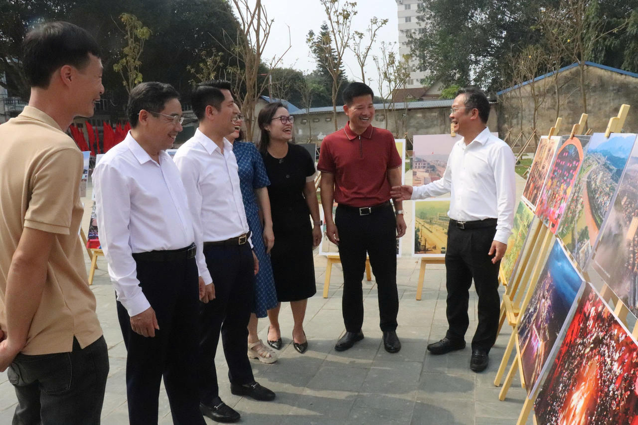 Hơn 200 học sinh tham gia Khai bút đầu xuân Bính Ngọ năm 2026 ở phường Lào Cai