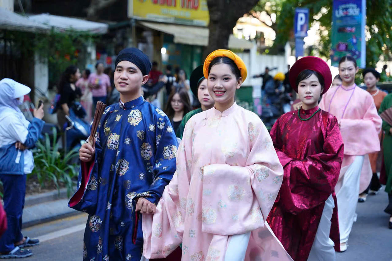 Tết Việt, Tết phố ấm áp trên phố cổ Hà Nội mỗi dịp Xuân về. (Nguồn: CLB Đình làng Việt)