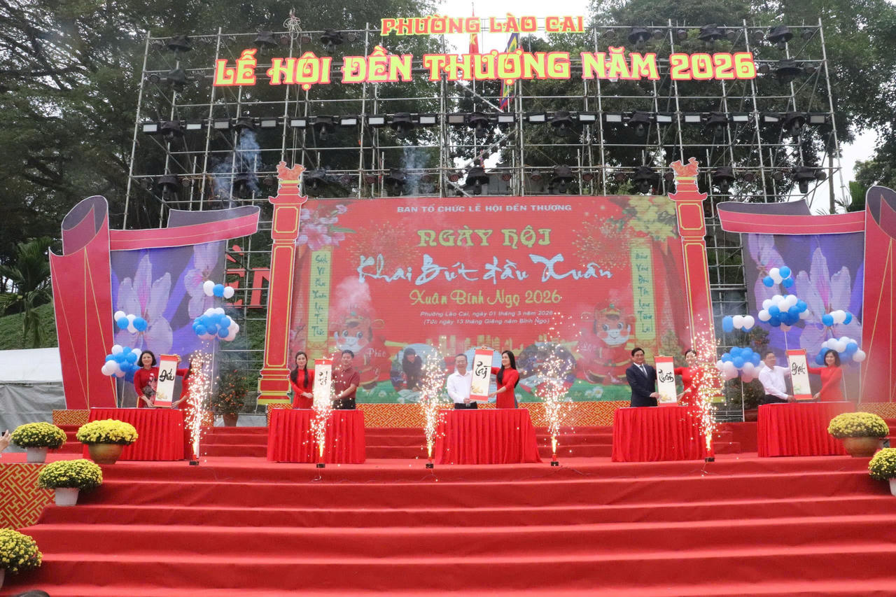 Các đại biểu bấm nút khai mạc.