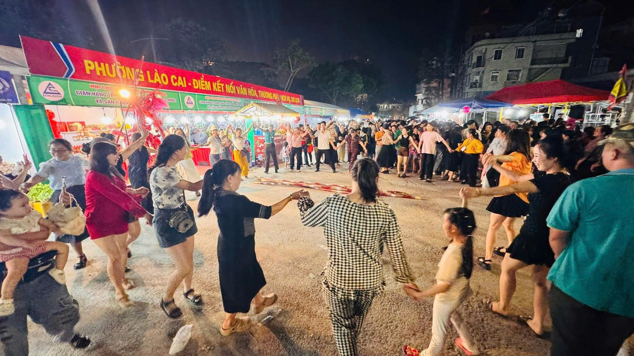 Nhân dân và du khách cùng chung vui vòng xòe tại đêm hội.