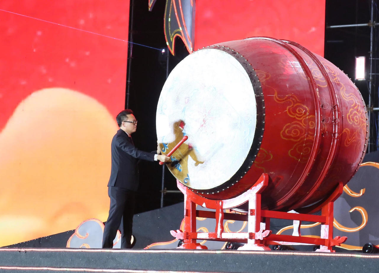 Bí thư Tỉnh ủy Nguyễn Hữu Nghĩa đánh trống khai mạc lễ hội Đền Trần.