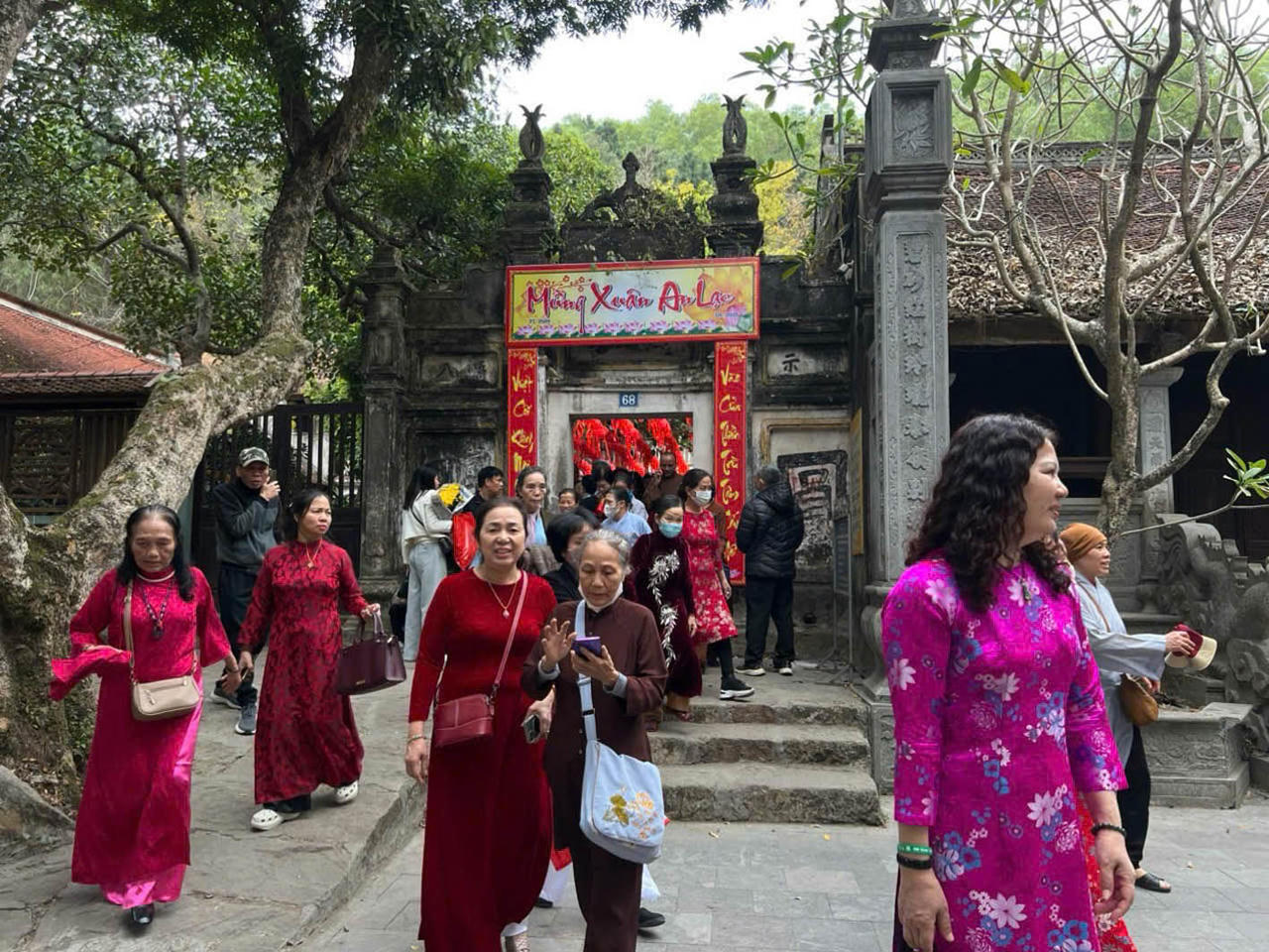 Một trong những phong tục du xuân phổ biến và đậm nét văn hóa tâm linh là đi lễ đầu năm. 