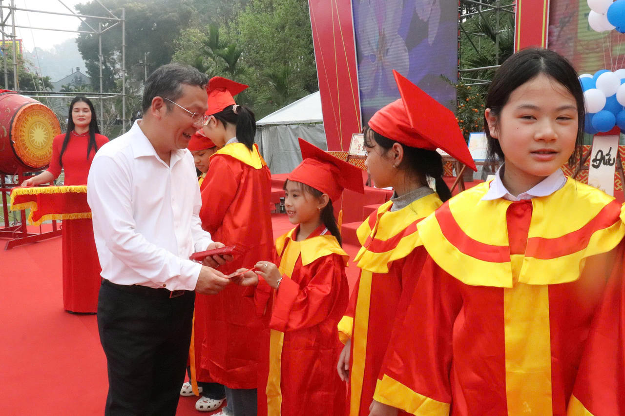 Hơn 200 học sinh tham gia Khai bút đầu xuân Bính Ngọ năm 2026 ở phường Lào Cai