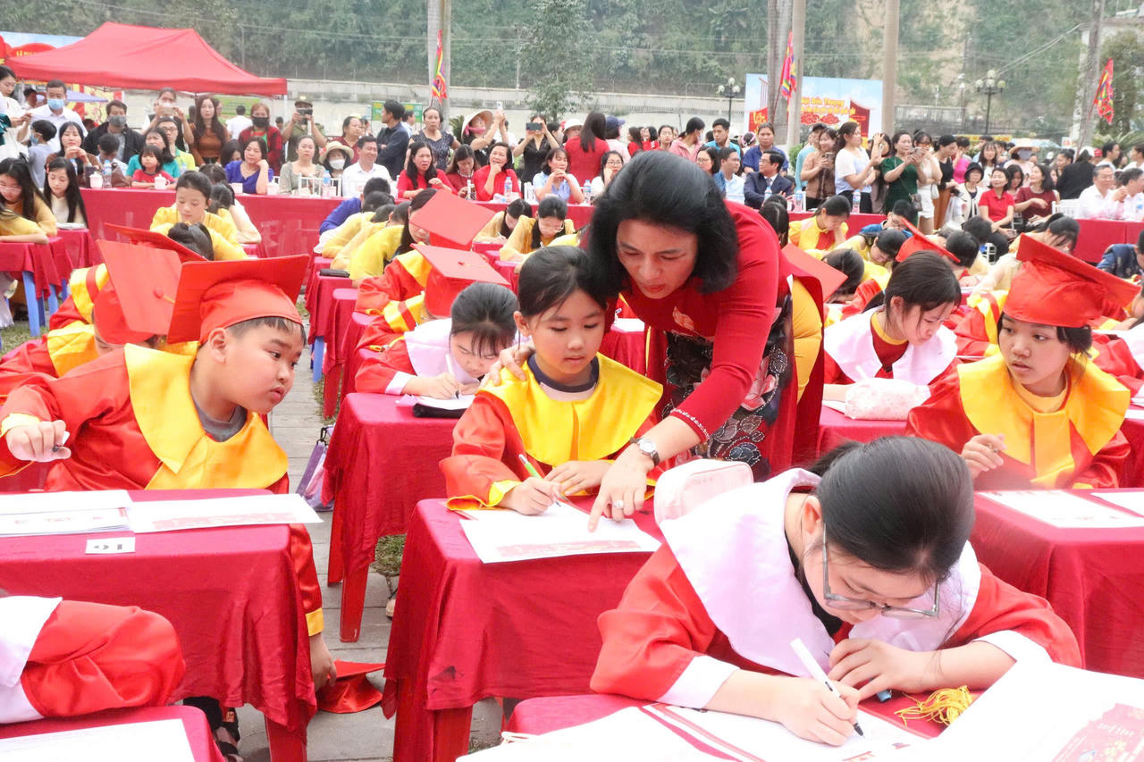 Hơn 200 học sinh tham gia Khai bút đầu xuân Bính Ngọ năm 2026 ở phường Lào Cai