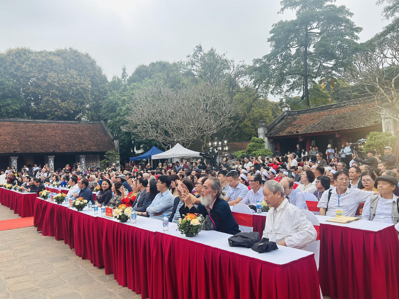 Động đảo các nhà thơ, người yêu thơ và các du khách trong nước và quốc tế tham dự Ngày thơ Hà Nội 2026. (ảnh PV)
