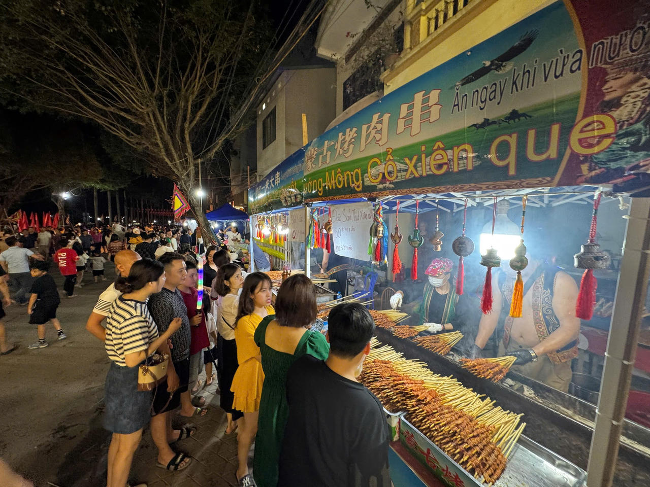 Các gian hàng phục vụ du khách trong khuôn khổ lễ hội