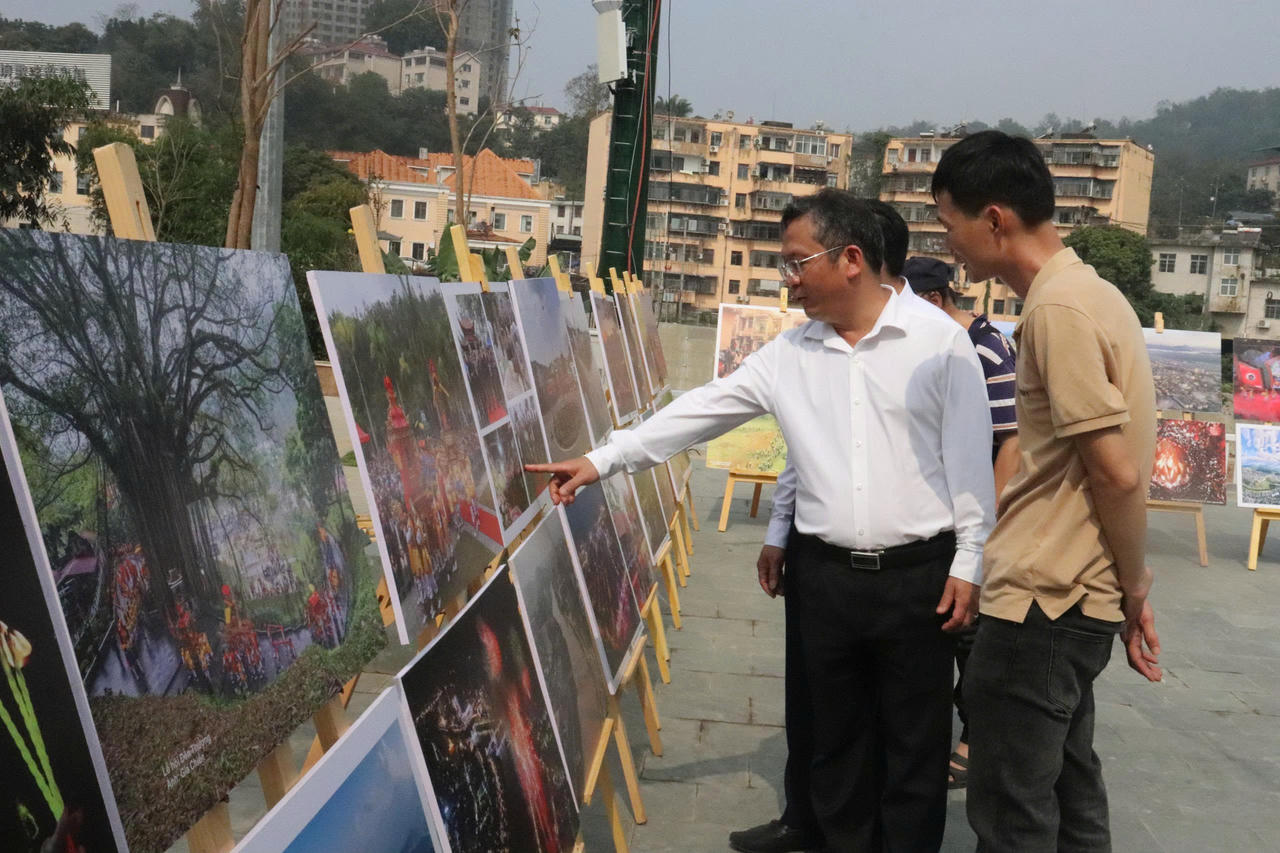 Hơn 200 học sinh tham gia Khai bút đầu xuân Bính Ngọ năm 2026 ở phường Lào Cai