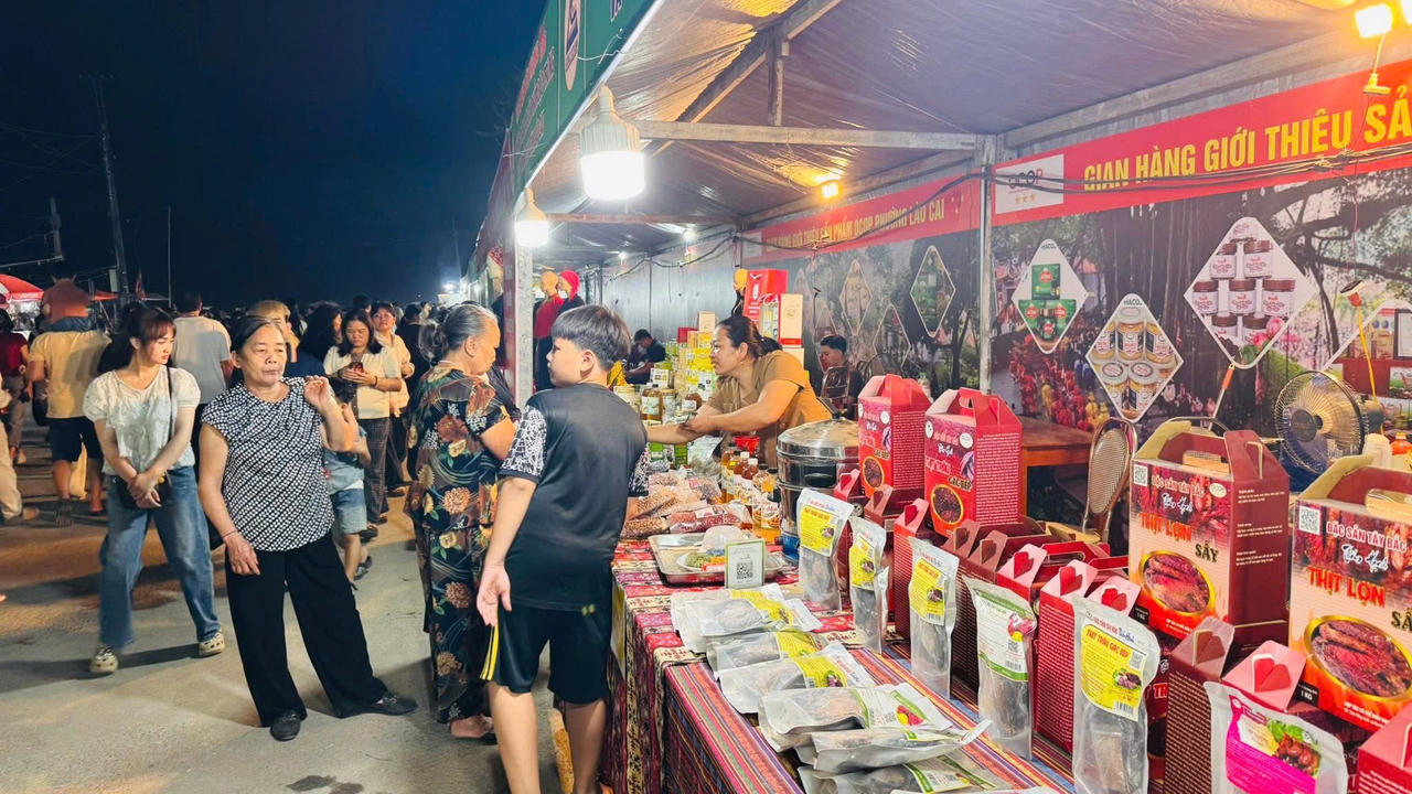 “Biển người” đổ về Đền Thượng (Lào Cai) trong đêm khai hội