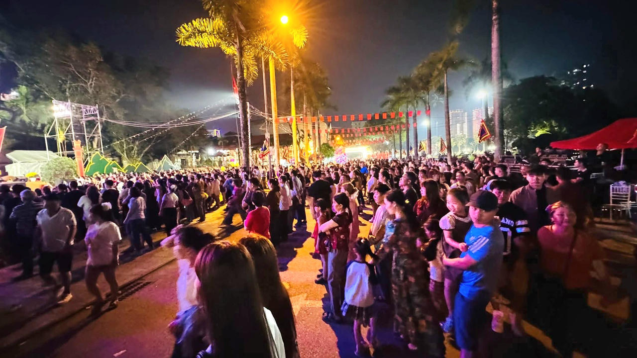 “Biển người” đổ về Đền Thượng (Lào Cai) trong đêm khai hội